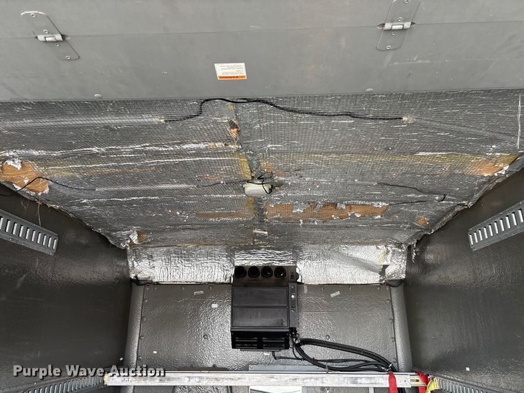 image for item EU0764 2004 Ford E350 box truck