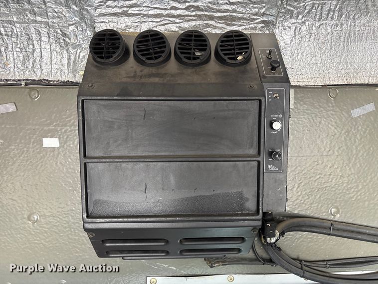 image for item EU0764 2004 Ford E350 box truck