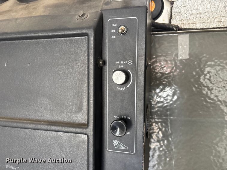 image for item EU0764 2004 Ford E350 box truck