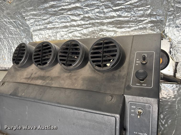 image for item EU0764 2004 Ford E350 box truck