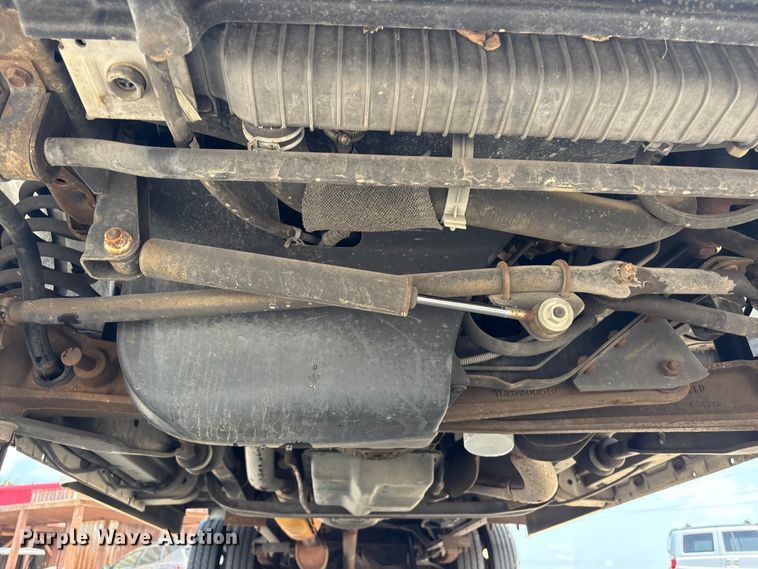 image for item EU0764 2004 Ford E350 box truck