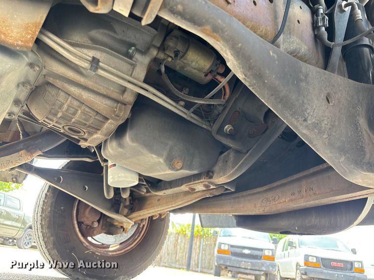 image for item EU0764 2004 Ford E350 box truck