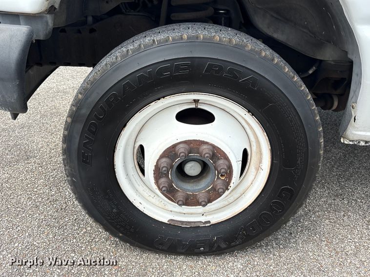 image for item EU0764 2004 Ford E350 box truck