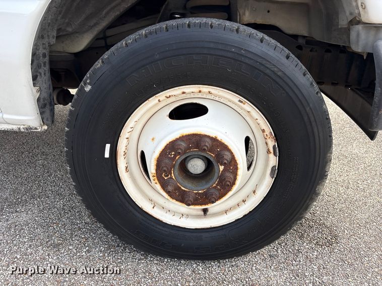 image for item EU0764 2004 Ford E350 box truck