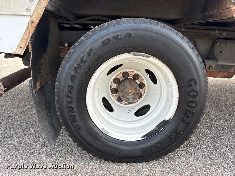 image for item EU0764 2004 Ford E350 box truck