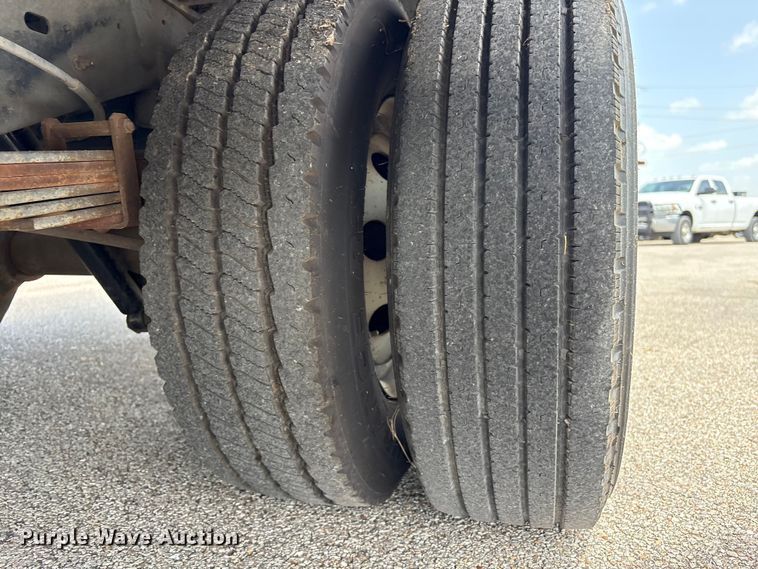 image for item EU0764 2004 Ford E350 box truck