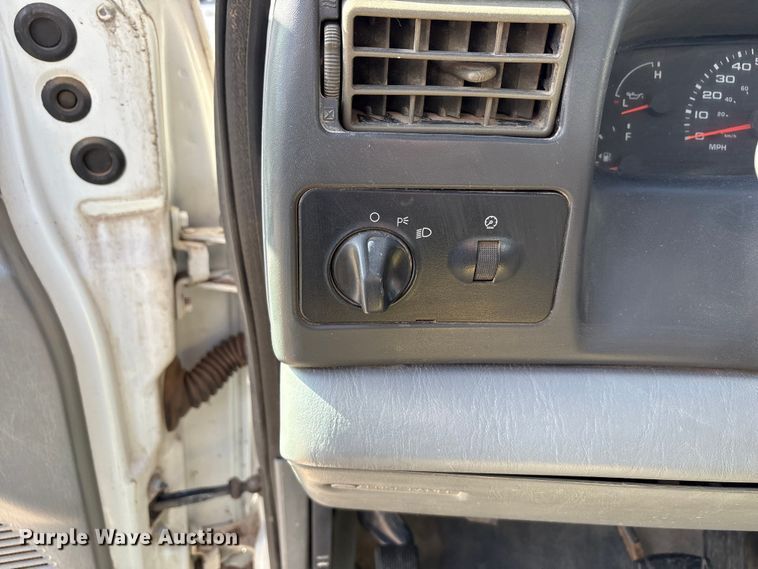 image for item EU4845 2002 Ford F250 Super Duty pickup truck
