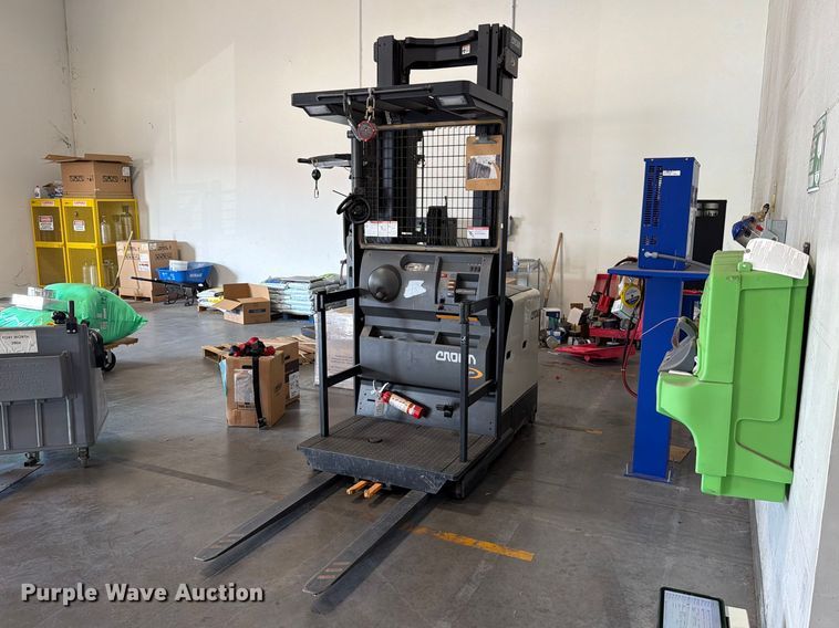 image for item EU5889 2019 Crown SP3520-30 order picker