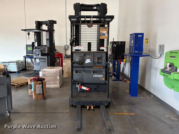 image for item EU5889 2019 Crown SP3520-30 order picker