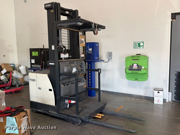 image for item EU5889 2019 Crown SP3520-30 order picker