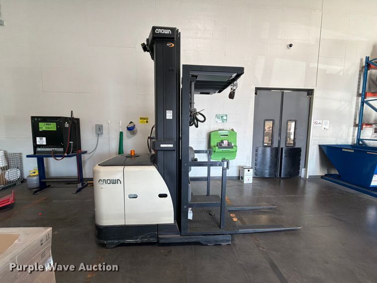 image for item EU5889 2019 Crown SP3520-30 order picker