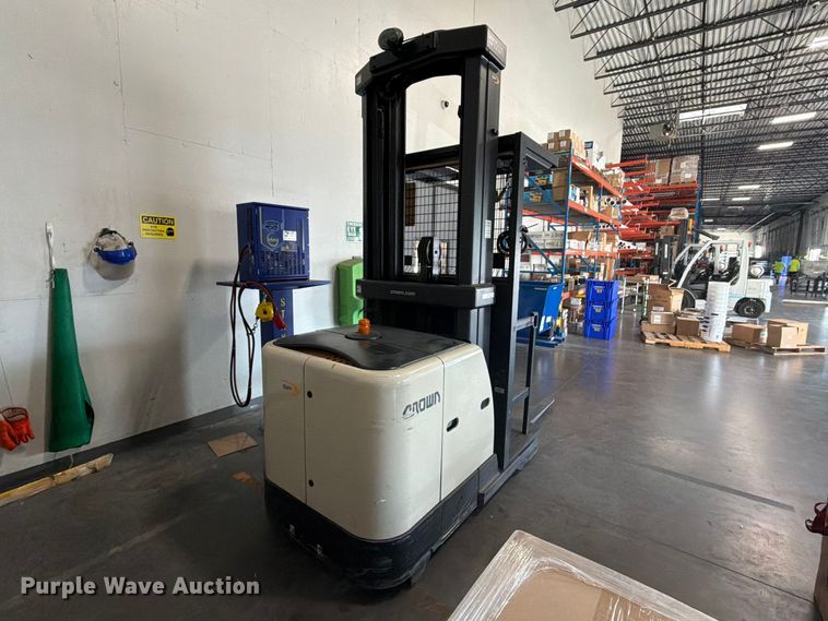 image for item EU5889 2019 Crown SP3520-30 order picker