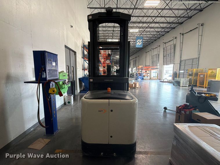 image for item EU5889 2019 Crown SP3520-30 order picker