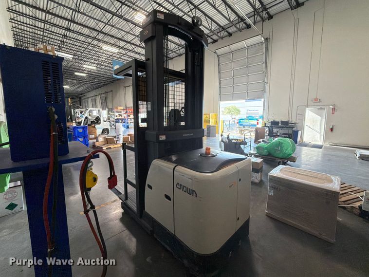 image for item EU5889 2019 Crown SP3520-30 order picker