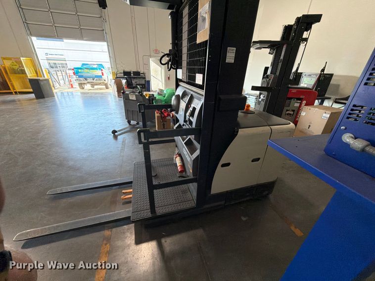 image for item EU5889 2019 Crown SP3520-30 order picker