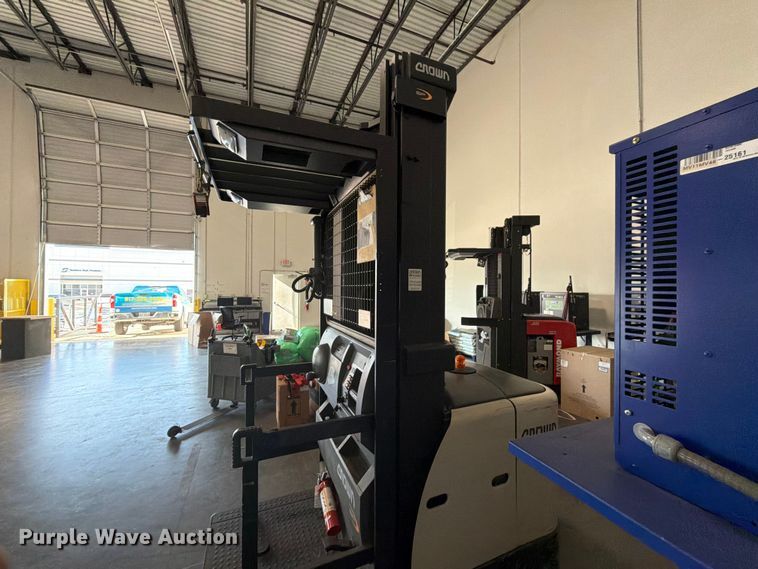 image for item EU5889 2019 Crown SP3520-30 order picker