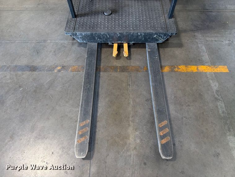 image for item EU5889 2019 Crown SP3520-30 order picker