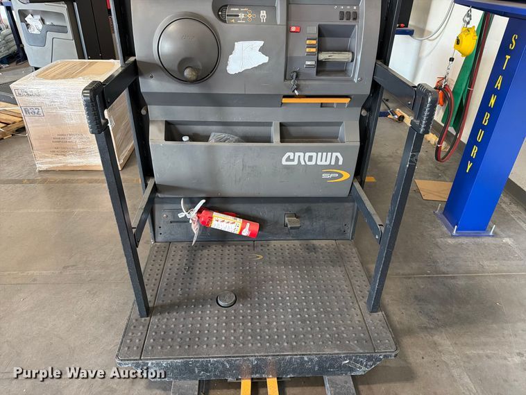 image for item EU5889 2019 Crown SP3520-30 order picker
