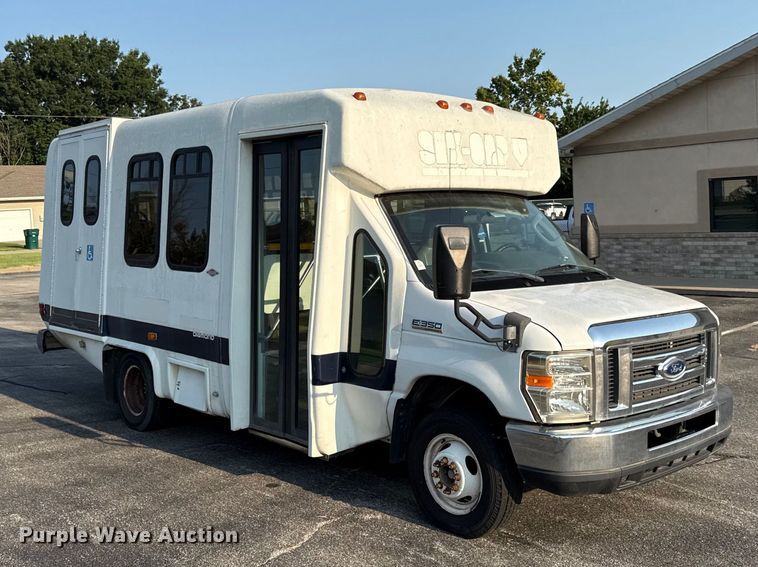 image for item EV6077 2011 Ford E350 shuttle bus