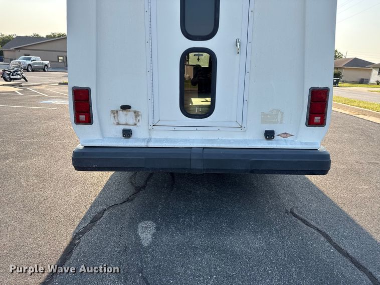 image for item EV6077 2011 Ford E350 shuttle bus