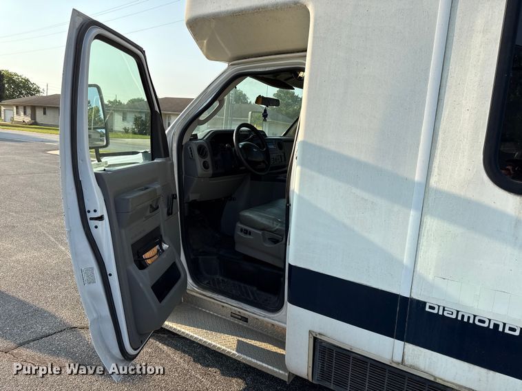 image for item EV6077 2011 Ford E350 shuttle bus