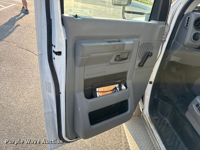 image for item EV6077 2011 Ford E350 shuttle bus