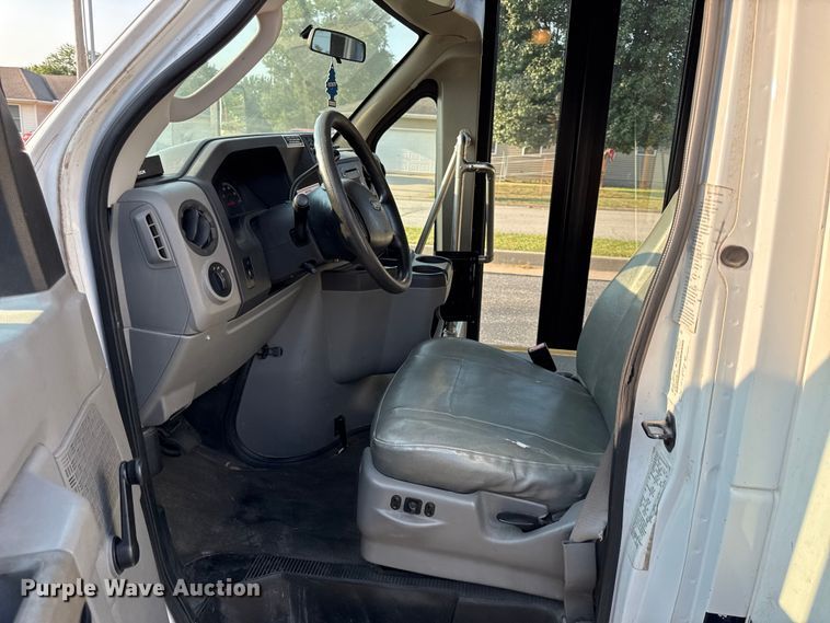 image for item EV6077 2011 Ford E350 shuttle bus
