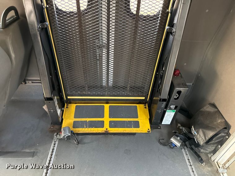 image for item EV6077 2011 Ford E350 shuttle bus