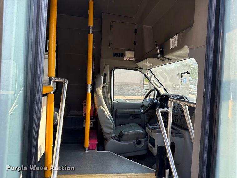 image for item EV6077 2011 Ford E350 shuttle bus