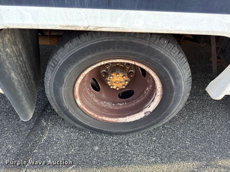 image for item EV6077 2011 Ford E350 shuttle bus