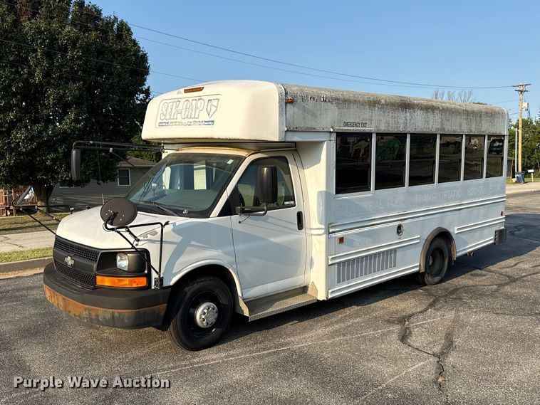 2009 Chevrolet Express 3500 shuttle bus