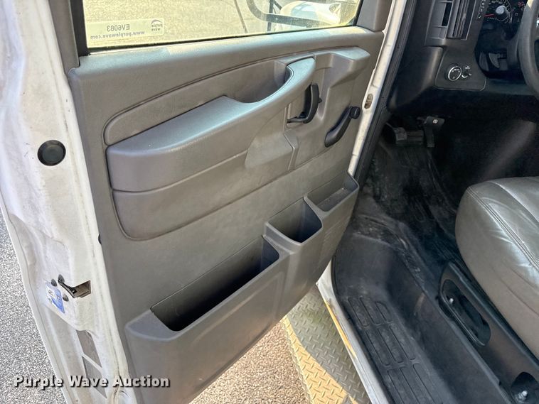 image for item EV6083 2009 Chevrolet Express 3500 shuttle bus