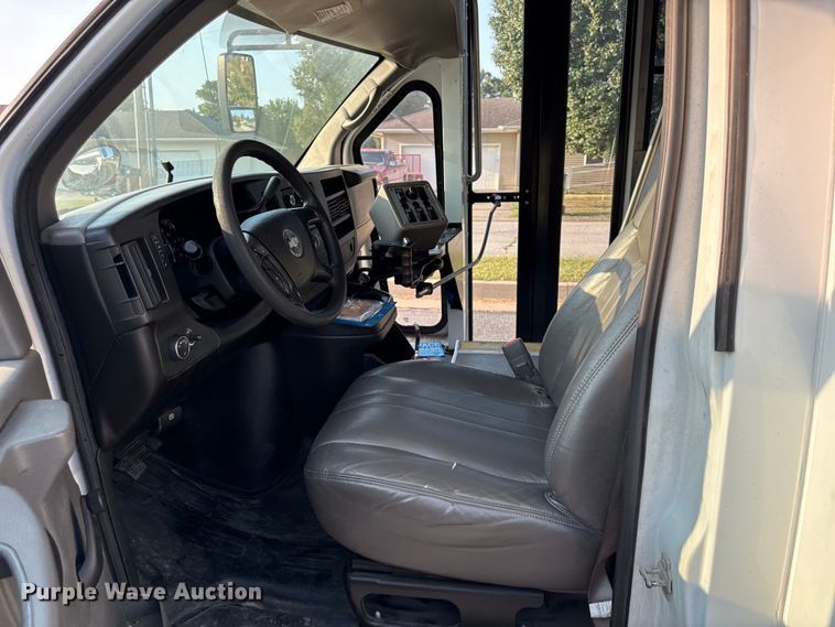 image for item EV6083 2009 Chevrolet Express 3500 shuttle bus