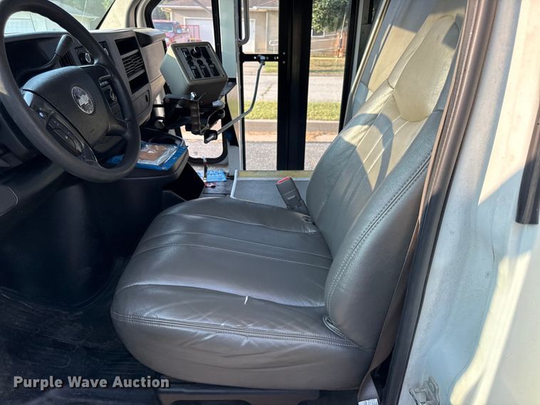 image for item EV6083 2009 Chevrolet Express 3500 shuttle bus