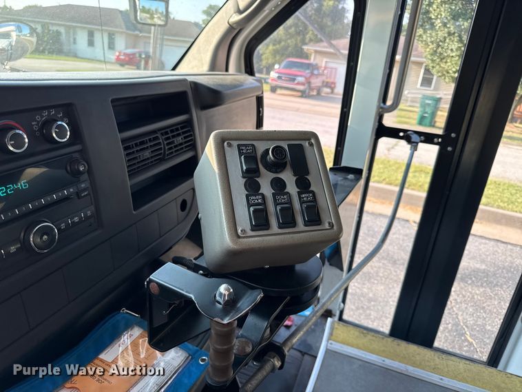 image for item EV6083 2009 Chevrolet Express 3500 shuttle bus