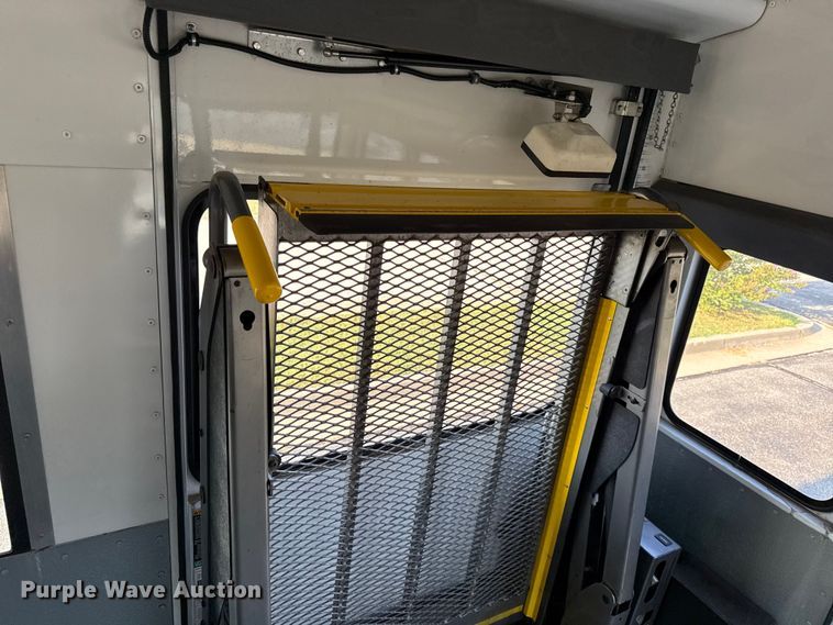 image for item EV6083 2009 Chevrolet Express 3500 shuttle bus