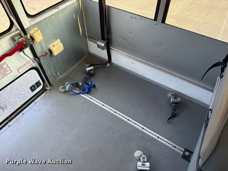 image for item EV6083 2009 Chevrolet Express 3500 shuttle bus