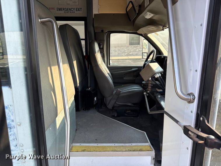 image for item EV6083 2009 Chevrolet Express 3500 shuttle bus