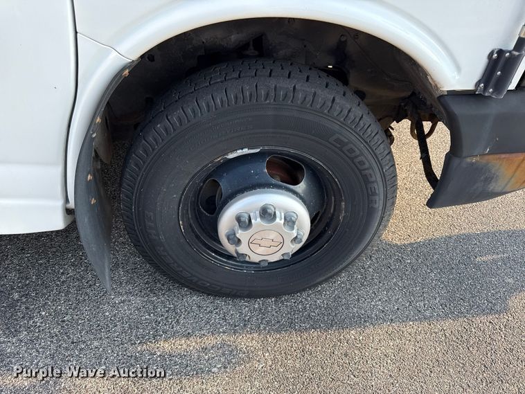 image for item EV6083 2009 Chevrolet Express 3500 shuttle bus