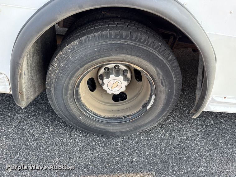 image for item EV6083 2009 Chevrolet Express 3500 shuttle bus