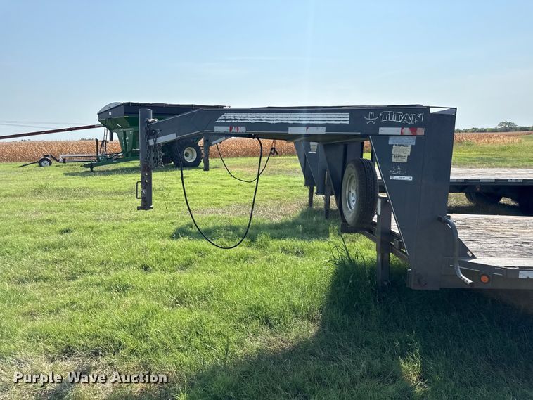image for item EV6109 2007 Titan equipment trailer