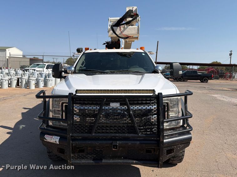 image for item EW8644 2017 Ford F-550 bucket truck