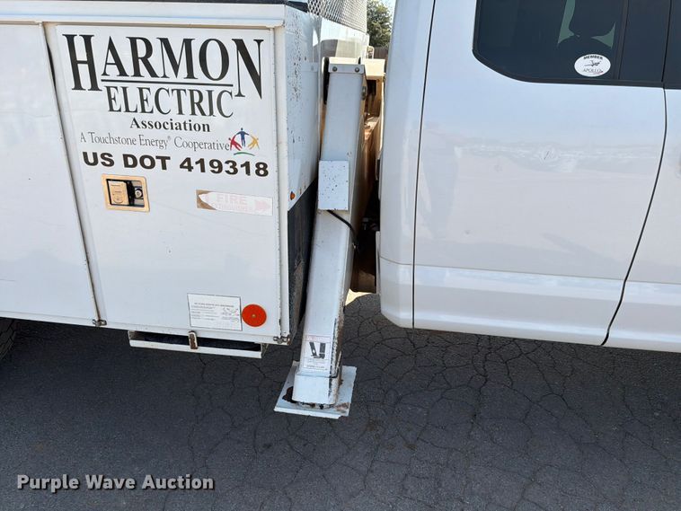 image for item EW8644 2017 Ford F-550 bucket truck