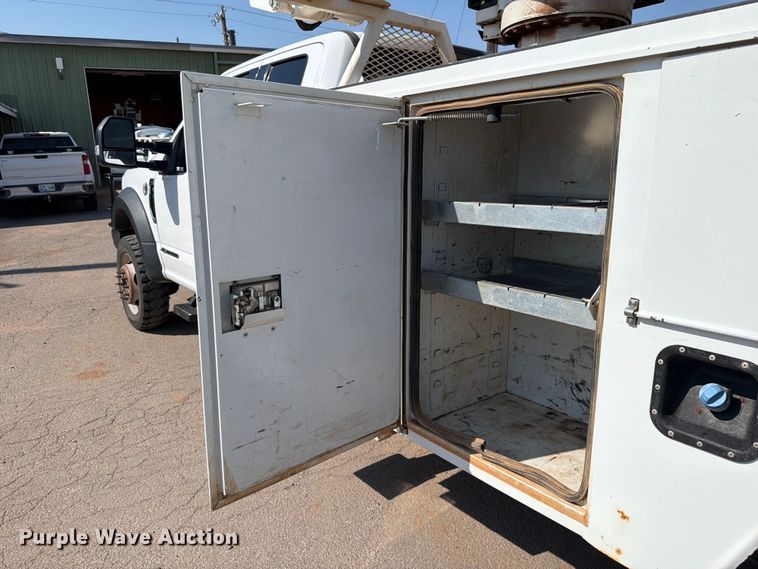 image for item EW8644 2017 Ford F-550 bucket truck