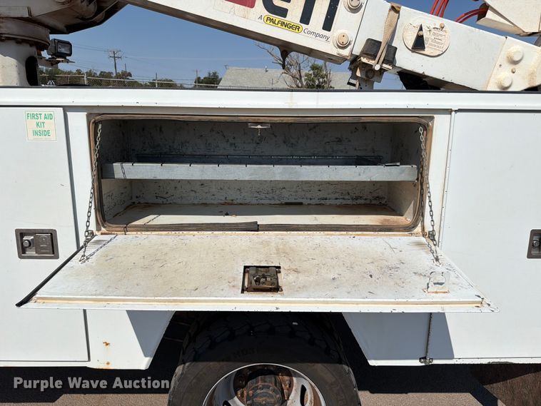image for item EW8644 2017 Ford F-550 bucket truck
