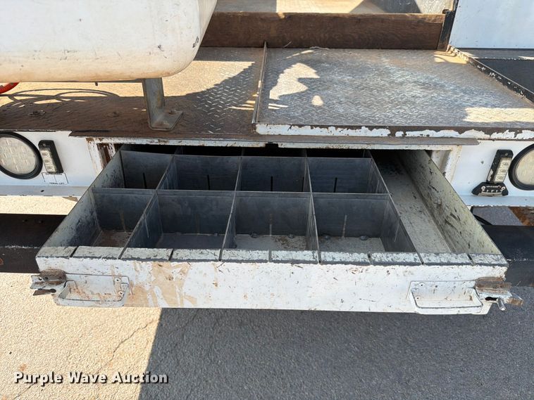 image for item EW8644 2017 Ford F-550 bucket truck