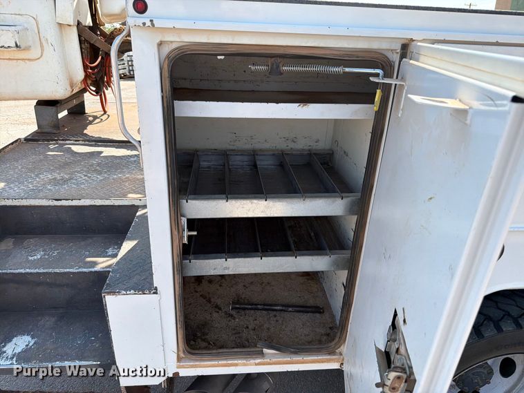 image for item EW8644 2017 Ford F-550 bucket truck