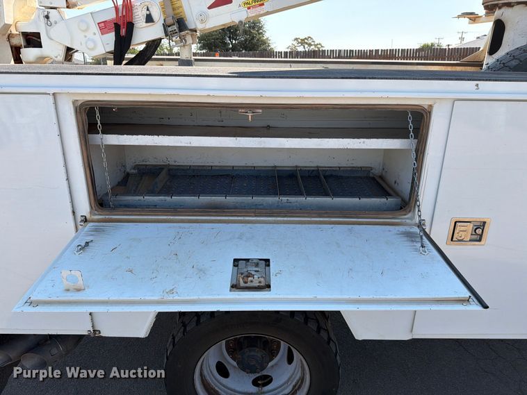 image for item EW8644 2017 Ford F-550 bucket truck
