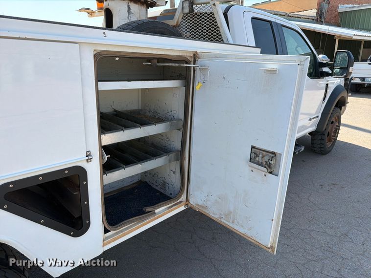 image for item EW8644 2017 Ford F-550 bucket truck