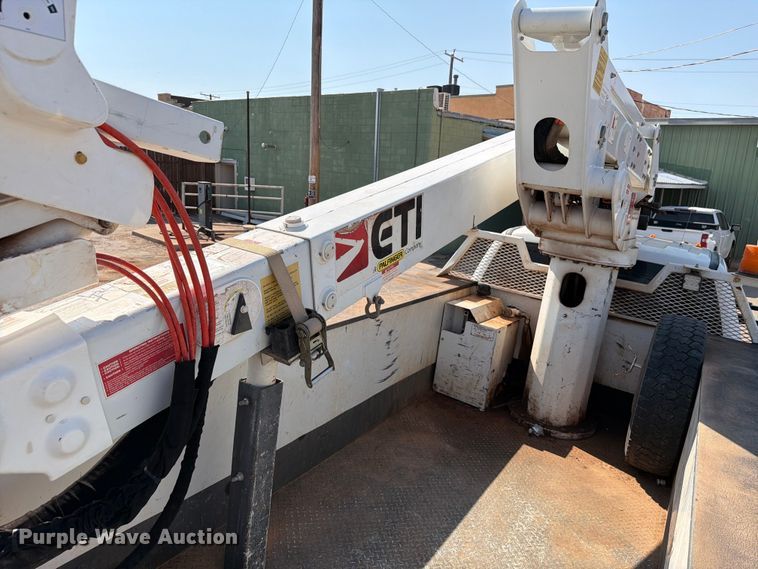 image for item EW8644 2017 Ford F-550 bucket truck